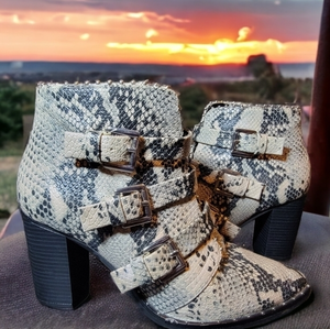 Steve Madden‎ Humble Bootie - Size 9.5